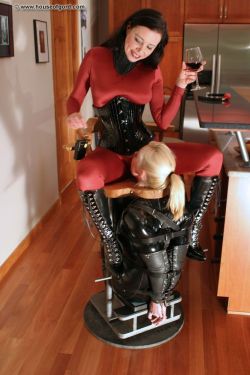 headbutbaby:  soubrettechaste:  So ein Barhocker wäre ein Traum,…   I would love to be locked up in the chair with a she mail shelving her cock deep into my mouth with no way to get it out and blow her big load of cum in to my mouth and all I can do