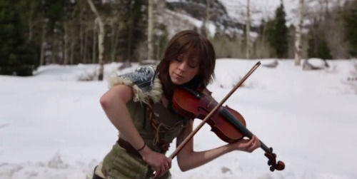 turbotwintastic: proxyjackspicer: Lindsey Stirling A hip hop/dubstep violinist with amazing talent a