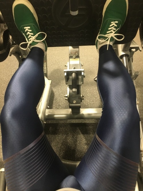 lycladuk:Me … leg pressin’ in my tights