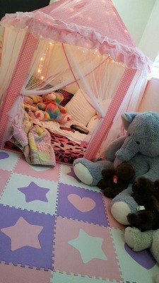 pastelpinkpwincess: *Grabby Hands* 😍  Everyone needs a cutesy/little space like this!💖