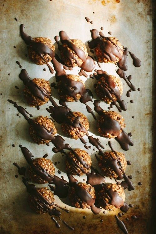 delicious-designs: no-bake chocolate granola cookies