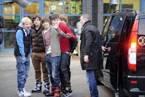 dailytomlinson:The boys outside ITV studios on December 6th 2010