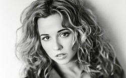 ocd-rituals:  Linda Cardellini.