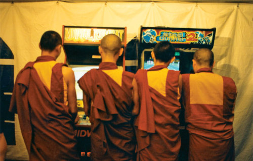 DAFUQ IS DIS SHIT? DALAI LAMA MONKS PLAYING MORTAL KOMBAT? OF ALL THINGS?