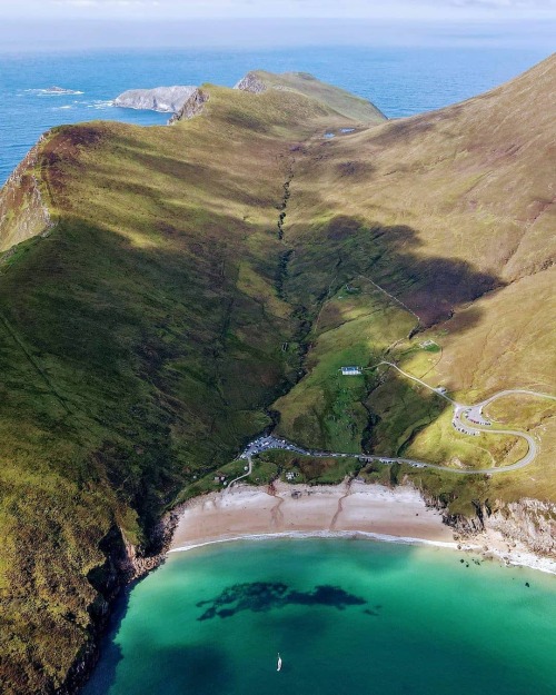 A different view of Keem Bay  ️Achill Island By @flying.hiker#beachview #keembay #wildatlanticway #b