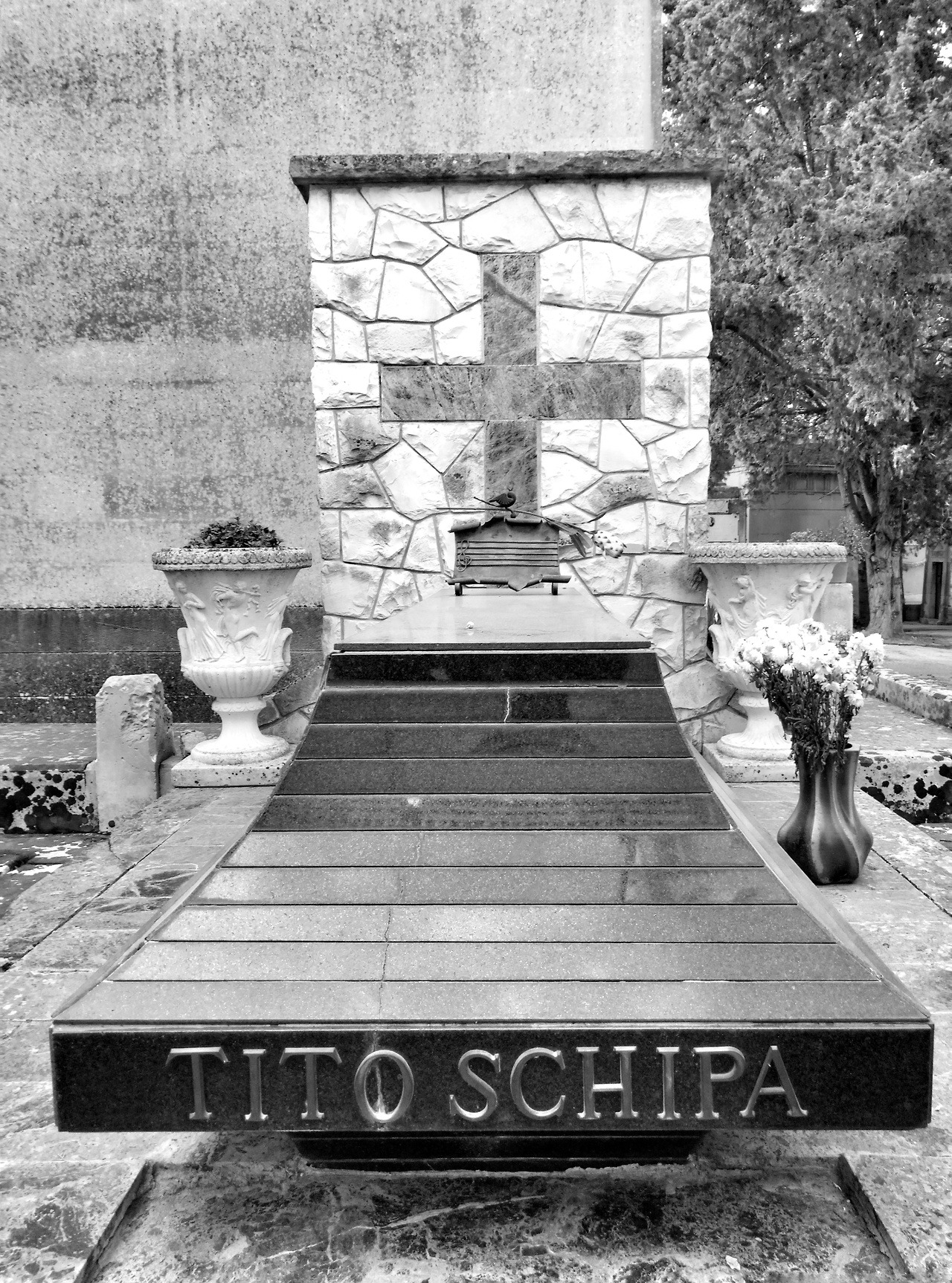 SIGHT OF THE TOMBS