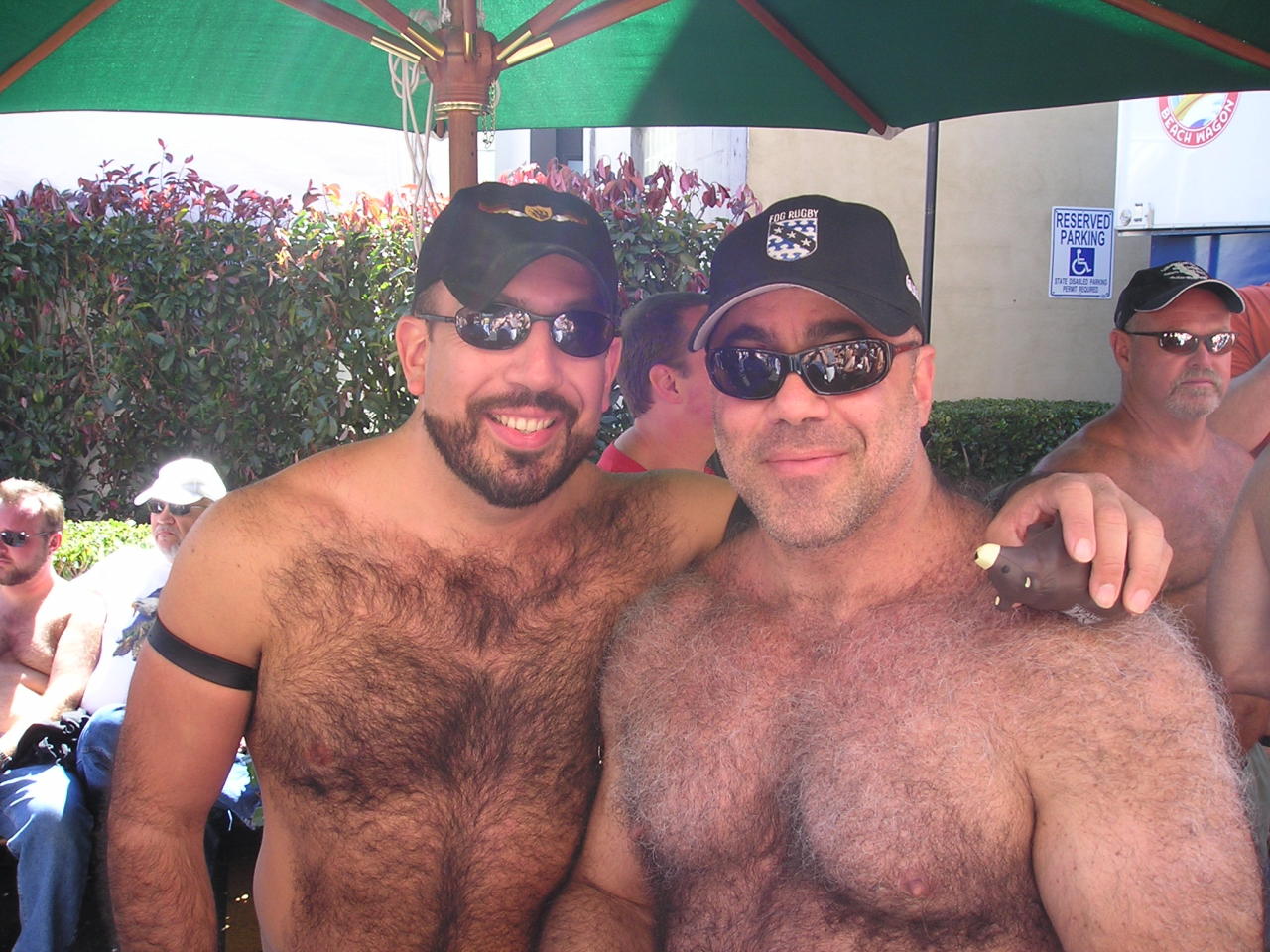 # hairy and horny et pour les BEARS et seux qui les aiment!