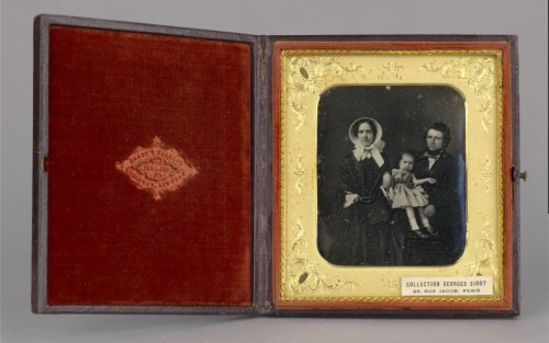 Couple assis tenant une petite fille.Photographie.Art by Mathew B. Brady.(1823?-1896).Photographe.bn