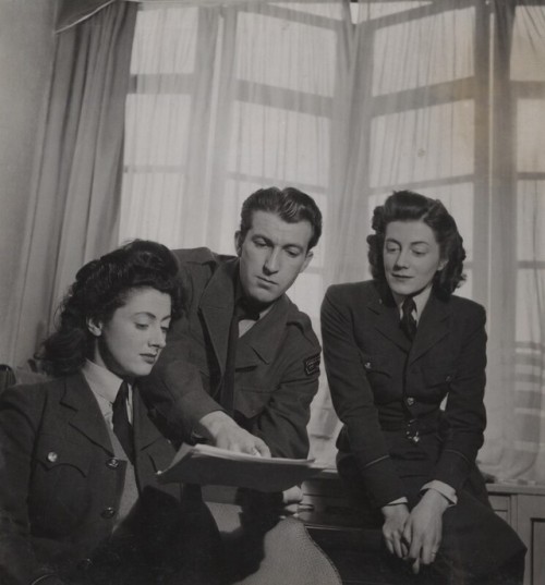 Pauline Growse; Bob Roberts; Sarah Churchillby Francis Goodmanbromide print, 28 November 19457 in. x