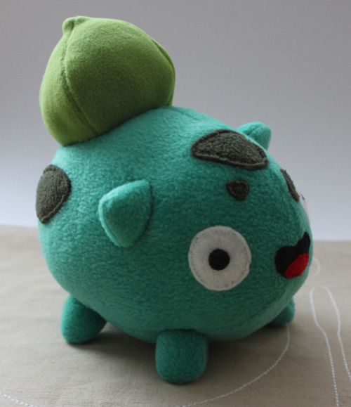 ubersaur:  craftdog:  BULBASAUR DERP PLUSH Here’s derpy Bulbasaur! Second of my little series. Enjoy the pics!  i want this so bad 