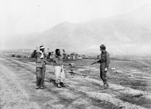 Private H. Dawson, of the 1st Battalion, GloucestershireRegiment, with two North Korean prisoners of