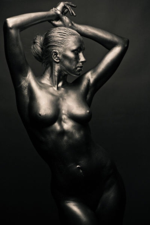 XXX statuefied:  Nude Silver Female Livingstatue photo