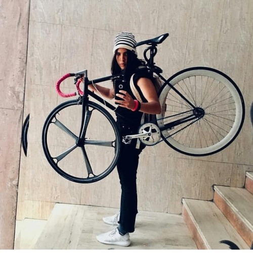 javi-ballestero: @acromio.claviculaire #girlbike #girlonbike #girlsgonefixie #ridegirl #pistera #fix