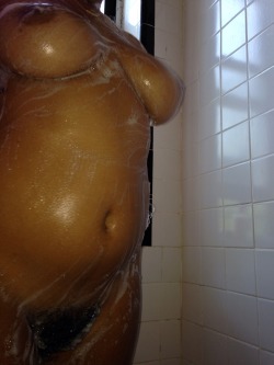 nevershaveyourbush:  Caught her while she was showering. You like her bush?