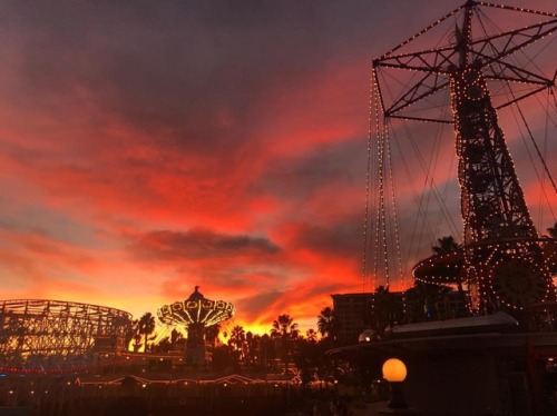 Tonight’s sunset though… #pixarpier #disneylandresort #Disneyland #abceyewitness @abc7la #dis