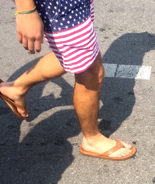 chiguylkv: Hot straight dude in Wriggleyville today ! Fucking HOT feet and toes!!!!