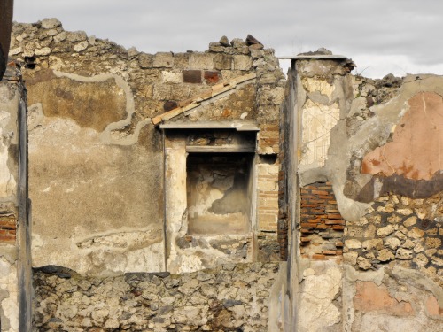 eopederson: Rovine, vari materiali da costruzione, Pompei, Campania, 2009.
