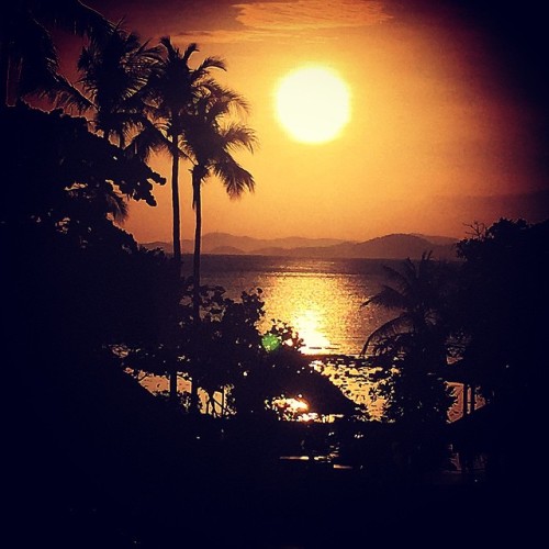 Sunset from our private villa in #kohyauyoi .. Eve of @vickymorgantattoo wedding xxx