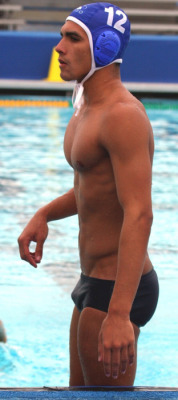 2hot2bstr8:  okay i played water polo for years and NEVER saw a guy this hot. he can fucking get ittttt♡