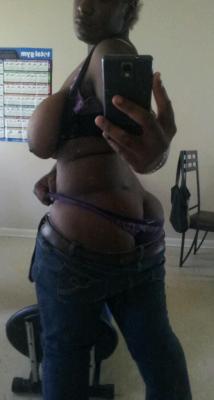 jikuyemanamounaphotography:  Just gt off work bout to work out so xscuzzee mee lol..wanted to snap a pic   Oh yea girl!!!!