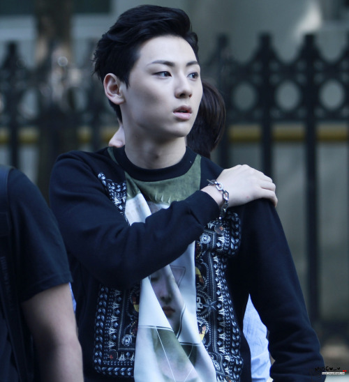 140711 [Photo] #뉴이스트 Minhyun - Going to Music Bank credit: twitter.com/950809_com DO NOT EDIT AND 