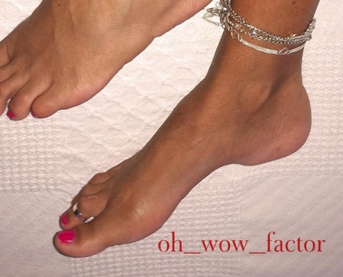 ohwowfactor: #mouthwateringfeet #mouthwateringtoes #sensualfeet #anklet #redtoenails #rednailpolish 