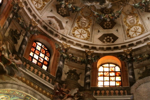 echiromani:Trompe l’oeil columns and coffering in the Basilica of San Vitale. The Baroque deco