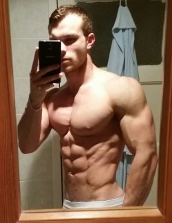 Sexy muscle guys