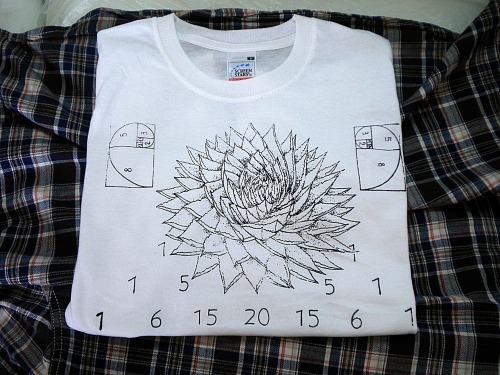 This T-shirt is made with 100% cotton mark “Fruit Of The Loom” NEW size S.In stock there