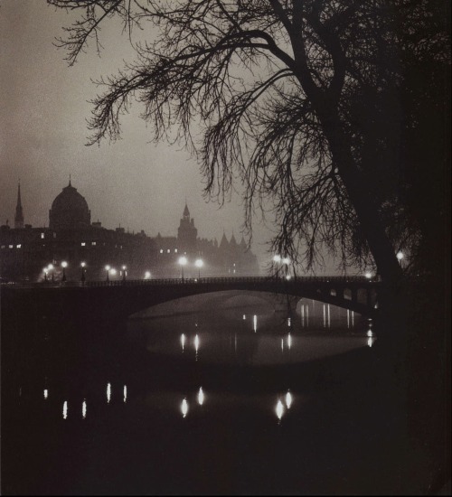 dame-de-pique:Raymond Voinquel - Paris la nuit. Pont Notre Dame, 1948