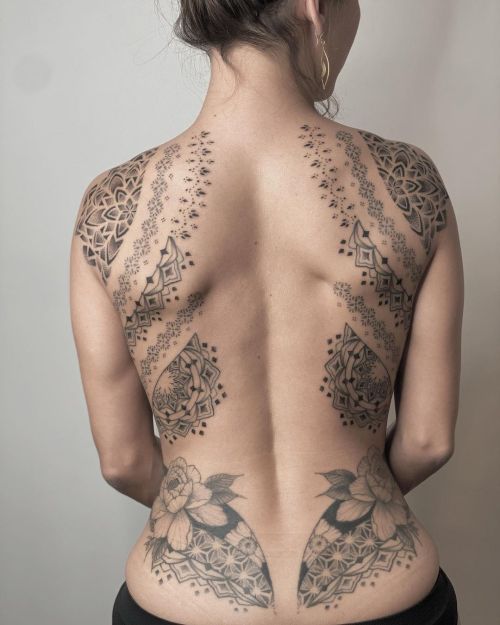 ig: remybtattoo back;blackw;dots;flower;line;mandala