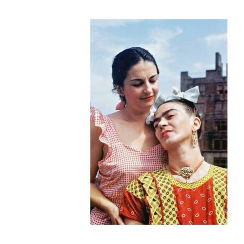 Frida y Cristina su hermana . . . . . . #fridakahlo #lacejadefrida #instadailay #instafrida #flores