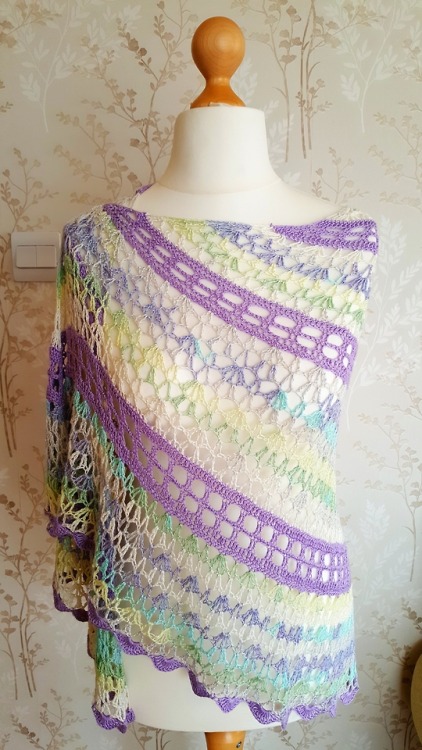 nestingtendencies:nesting-tendencies: Vanilla and Sprinkles Shawl - Available in my Etsy Shop Materi