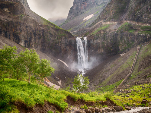 Changbai fallsThis is China’s Changbai falls, containing water that flows northwards as the Songhua 