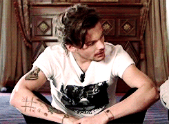 justkindahappened:  Favorite Louis Things → biting his lips 
