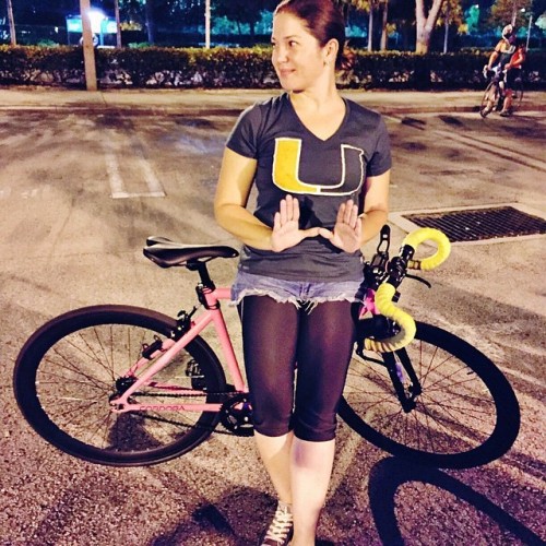 fixiegirls: Repost from @e__sp #MagicMondays #TheU #fixedgear #fixiegirl