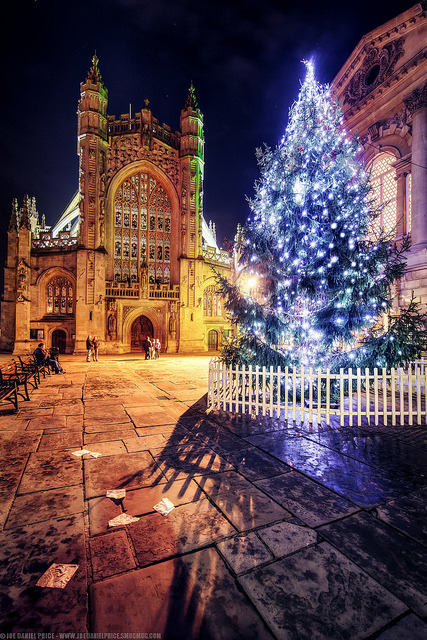 xmas-in-kanata:  Bath Abbey, Christmas Tree, Roman Baths, Somerset, England by Fragga on Flickr.  omg that…holy fuck that’s just…wow