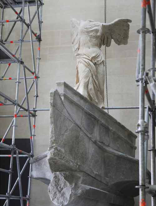 “ Winged Victory of Samothrace goes back into the Louvre
”