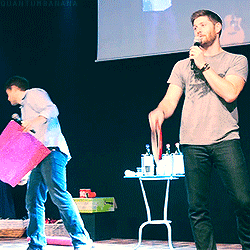 quantumbanana:  Favorite Con Moments [1.5/∞]↳Jensen giving Misha the death glare for using him as a towel at JIB 6 [x]