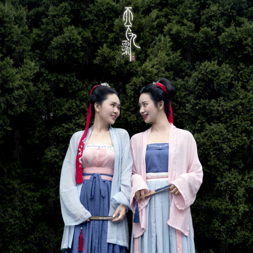 Traditional Chinese fashion, hanfu in Song dynasty style. 天下九歌