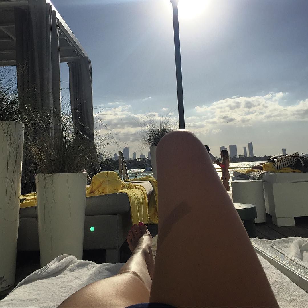 Ah, the sun &amp; poolside 🍹 by charmanestar