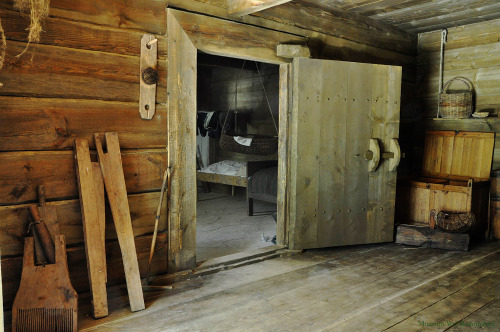 lamus-dworski:Interiors of a traditional wooden cottage from c. late 19th century in the skansen (fo