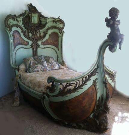 p-o-s-s-e-s-s-e-d-b-y-f-i-r-e:This is the bed from Lon Chaney’s Phantom of the Opera and Sunse