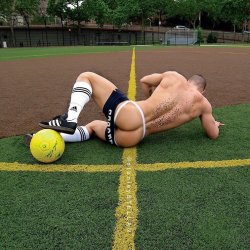gregorynalbone:  don’t you just hate when that happens?? 😳⚽️😜 photo @stanley.stellar #tbt #eastriverpark #nyc