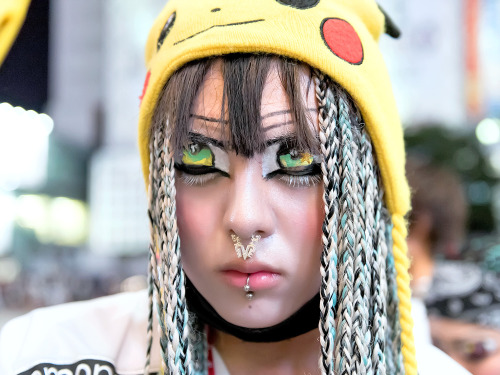 Anime eyes makeup by Yuri - with Shoshi, Beni & Juria - on the street in Shibuya last night.