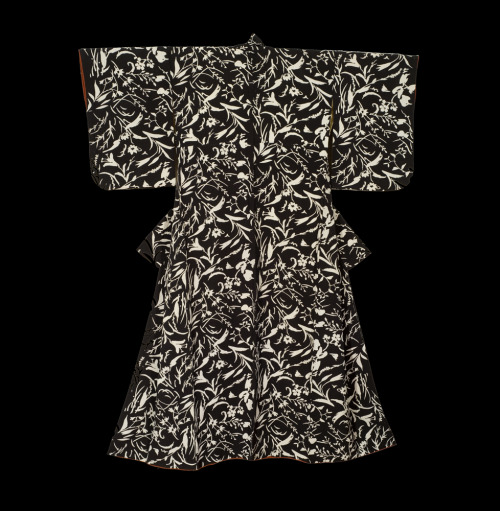 Winter Kimono. Early Showa period (1927-1940), Japan.  The Kimono Gallery.  A chirimen (cr