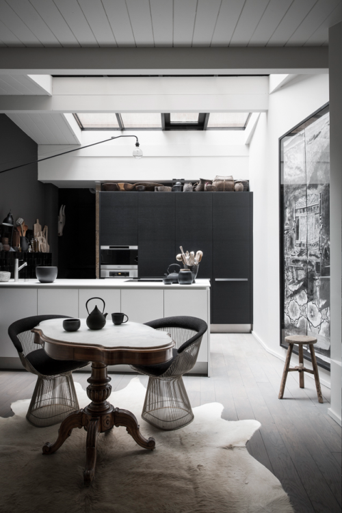 bothsidesguys: BLACK APARTMENT www.79ideas.org/2014/04/the-black-apartment.html#.U0kbEVV_uSo