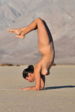 gnubeauty:#Desert Yoga: Sogi in Scorpion
