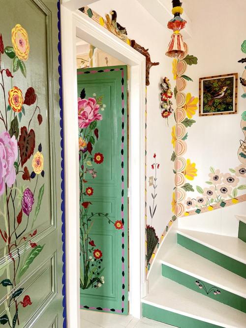 mymodernmet:This Artist Is Painting Beautiful Flowers on All of Her Walls While Stuck in Quarantine.