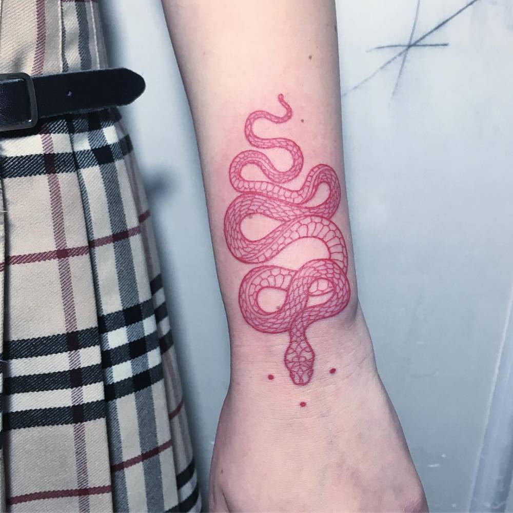 33 Magnifying Snake Tattoos On Wrist  Tattoo Designs  TattoosBagcom